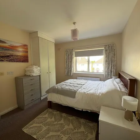 בית נופש 4 Bedroom Haven 10 Mins Walk To