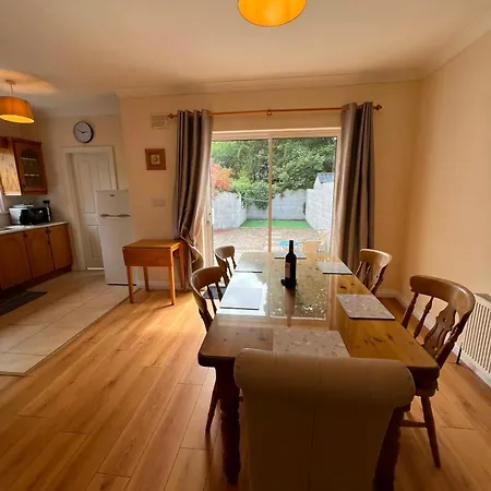 4 Bedroom Haven 10 Mins Walk To 別荘 *