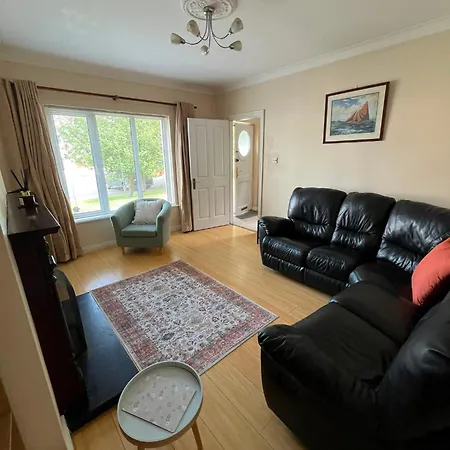 4 Bedroom Haven 10 Mins Walk To 別荘 *