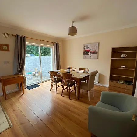 בית נופש 4 Bedroom Haven 10 Mins Walk To