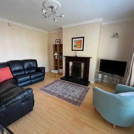 4 Bedroom Haven 10 Mins Walk To *