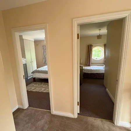 בית נופש 4 Bedroom Haven 10 Mins Walk To