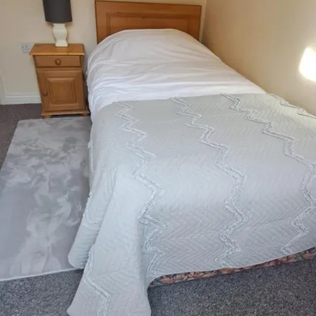 בית נופש 4 Bedroom Haven 10 Mins Walk To